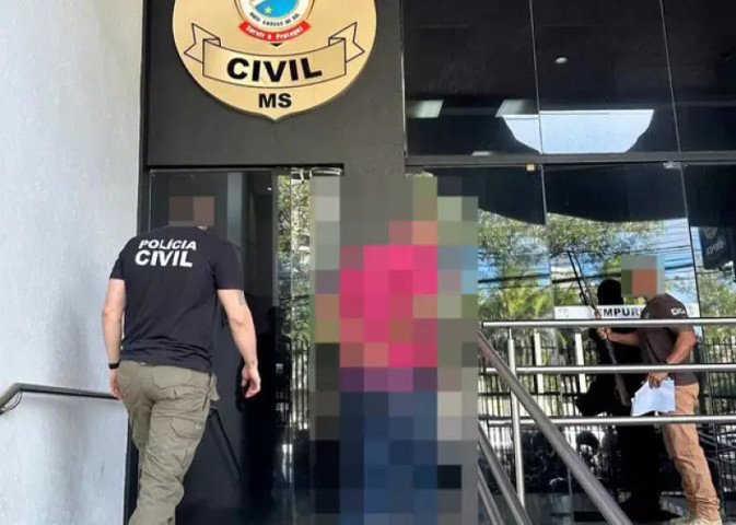 Suspeito é conduzido por policiais civis (Foto: Divulgação / PCMS).