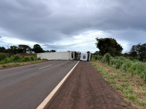 Carreta ficou atravessada na pista. (Jornal da Nova)