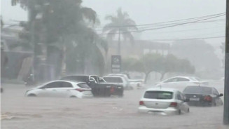 Rua central de Amambai alagada com a chuva - Foto: Divulgação