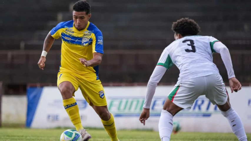 Luizinho marcou os dois gols dos sete do DAC sobre o Bataguassu. (Foto: Marcelo Berton)