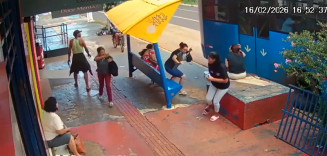 Ônibus atinge ponto na Marcelino Pires e quase provoca acidente com passageiras
