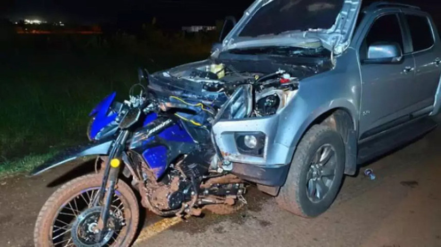 Motocicleta ficou destruída durante acidente. (Foto: Leandro Holsbach/Alerta Dourados)