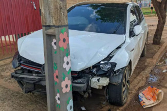 Carro com a frente destruída após acidente. (Foto: Campo Grande News)