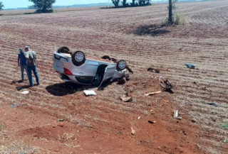Capotou o carro em uma área de lavoura (reprodução)
