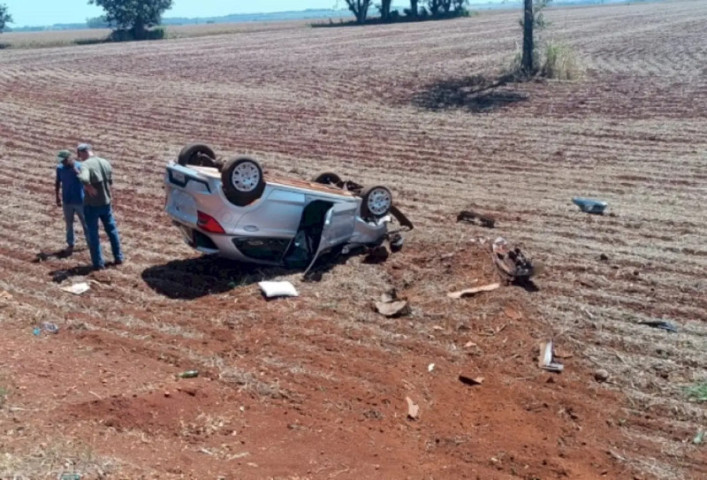 Capotou o carro em uma área de lavoura (reprodução)