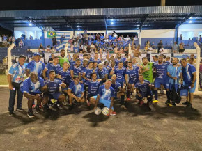 Jogadores e equipe técnica comemoram vitória no Saraivão. - Foto: Franz Mendes