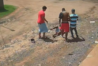 Jovens são presos após espancamento que deixou homem com afundamento de crânio