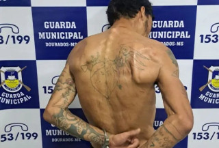 Foragido é preso após invadir casa de vizinho e se esconder atrás de armário