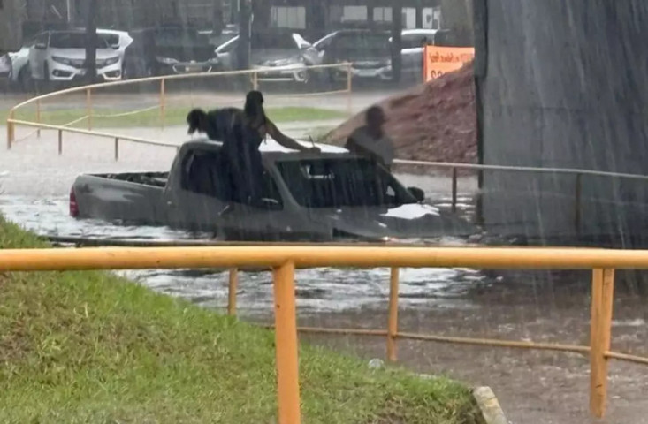Ocupantes de caminhonete ficam ilhados em viaduto durante temporal (Foto: Reprodução/O Correio News)