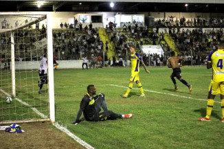 Charles marca o primeiro gol do Corumbaense no Estádio Arthur Marinho (Foto: Silvio de Andrade)