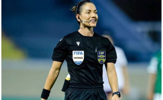 Árbitra Daiane Muniz durante partida (Foto: Reprodução/Instagram)