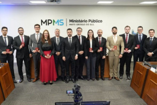 Nove candidatos aprovados no concurso no ano passado exibem seus distintivos na posse que ocorreu em novembro - Foto: MPMS