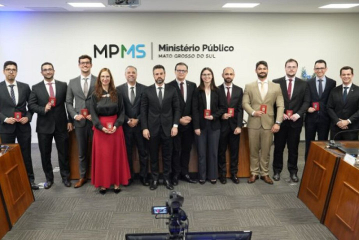 Nove candidatos aprovados no concurso no ano passado exibem seus distintivos na posse que ocorreu em novembro - Foto: MPMS