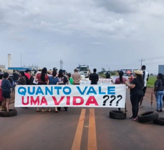 Rodovia está fechada pelos moradores - Foto: reprodução/Sidnei Bronka