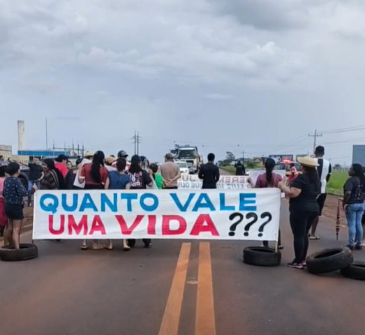 Rodovia está fechada pelos moradores - Foto: reprodução/Sidnei Bronka