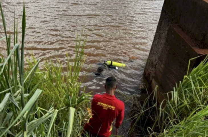 Mergulhadores encontraram o corpo do jovem. (Foto: Caarapó News)