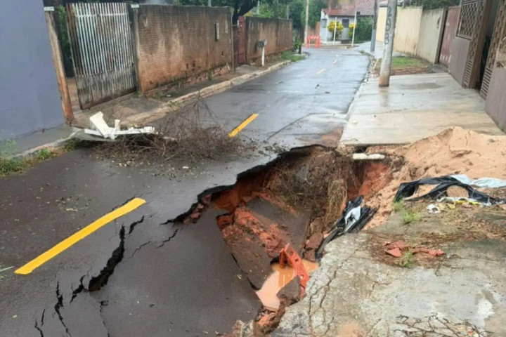 Rua destruída após forte chuva em Coxim (Foto: divulgação/prefeitura de Coxim)