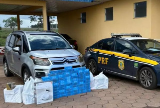 Motorista é preso com celulares em fundo falso e remédios na cueca