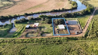 Imóveis construídos irregularmente às margens do Rio Dourados. (Foto: Reprodução)