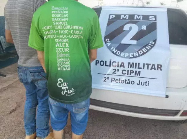 Os dois suspeitos foram presos pela Polícia Militar, em Juti (Foto: Divulgação/PMMS).