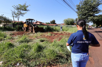Prefeitura inicia limpeza de terrenos abandonados e aplica multas