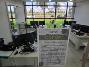 cartazes sobre o anúncio da greve estão espalhados pelos setores administrativos da UFGD - Foto: Divulgação