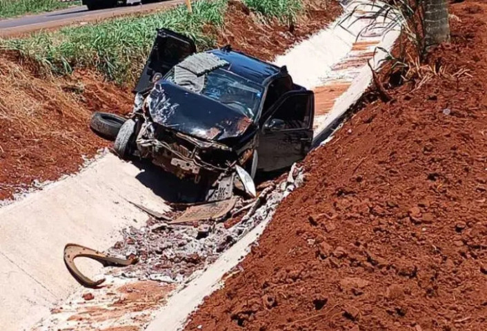 Carro caiu em valeta - Foto: Divulgação