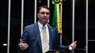 Flávio Bolsonaro passa por duas cirurgias em hospital de Brasília