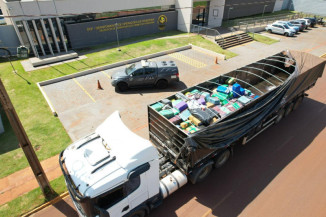 Carga milionária de maconha escondida em soja é interceptada e três homens acabam presos na fronteira