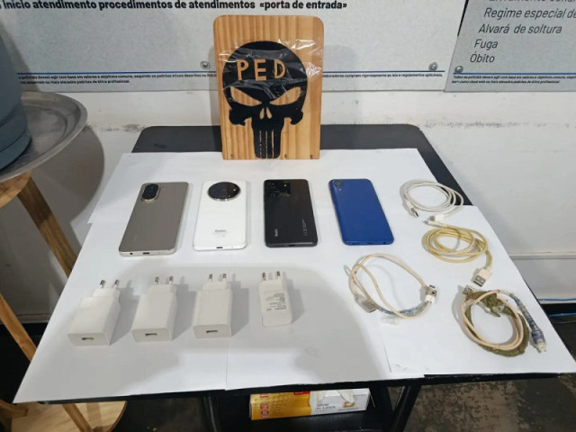 Celulares apreendidos durante ação da Polícia Civil - Imagem: DRACCO