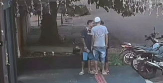 Pai de barbeiro morto em janeiro é baleado em frente a conveniência