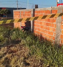 Impacto da moto foi tão forte que quebrou o muro - Foto: Reprodução/Clezer Gomes