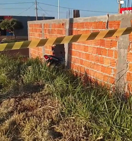 Impacto da moto foi tão forte que quebrou o muro - Foto: Reprodução/Clezer Gomes
