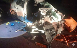 Parte frontal do Gol ficou completamente destruída após colisão com carreta (Foto: Divulgação)