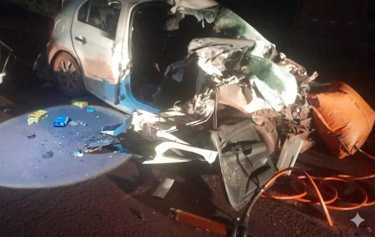 Parte frontal do Gol ficou completamente destruída após colisão com carreta (Foto: Divulgação)