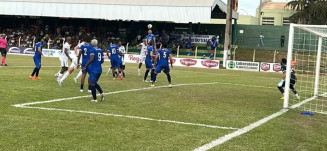 Jogadores disputam a bola no lance que originou o primeiro gol do Bataguassu. (Foto: Renato Lazarini)