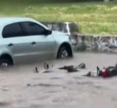 Temporal transforma ruas em rios na fronteira entre Ponta Porã e Pedro Juan