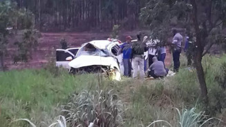 Veículo da Secretária de Saúde totalmenet destruído (Foto: RCN67)