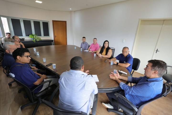 Prefeito reuniu representantes das categorias de servidores públicos de Dourados para anunciar que acatou reajuste proposto de 4,5% – Foto: A. Frota