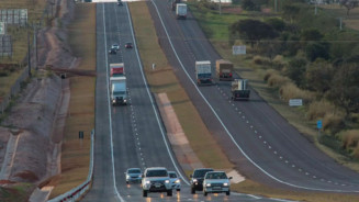 Trio armado sequestra motorista, rouba caminhonete e o abandona em rodovia