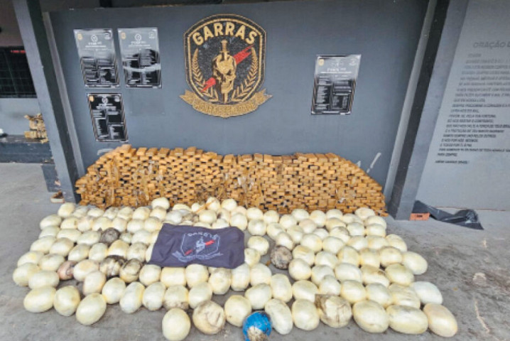 Cocaína foi encontrada escondida em cômodos de uma casa localizada na Avenida Senhor do Bonfim, no norte de Campo Grande - Divulgação/pc