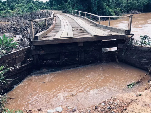 Ponte danificada, na BR-419, e com o rio ainda um pouco alto (Foto: Jairton Bezerra)
