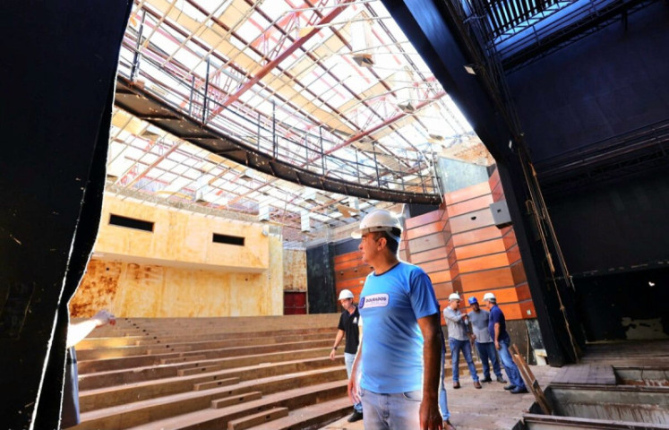 Durante a vistoria, o prefeito percorreu toda a estrutura do prédio, desde o térreo, onde está localizada a arena do teatro, até o piso superior, que abriga salas administrativas. Foto: A. Frota