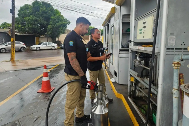 Foto: Operação nacional encontra problemas em bombas de combustível na capital de MS. (Foto: Divulgação/AEM-MS)