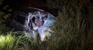 Carro destruído às margens da estrada. (Foto: Jardim MS News)