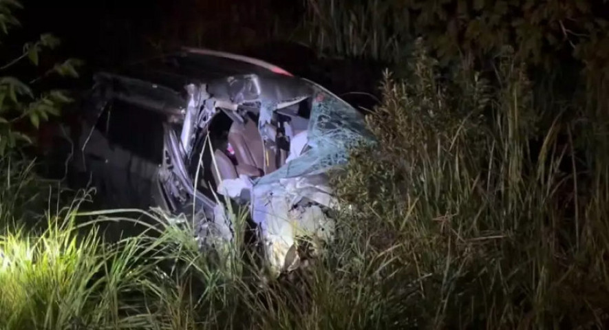 Carro destruído às margens da estrada. (Foto: Jardim MS News)