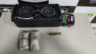 Pacotes de maconha e cartuchos encontrados em caixa de som (Foto: Leandro Holsbach/Alerta Dourados)