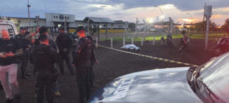 Policiais no estacionamento em frente ao semiaberto, onde Marcos foi executado; Foto: Sidnei Bronka/Ligado Na Notícia