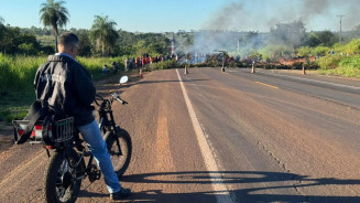 Congestionamento se estende por cerca de 4 km. (Foto: Madu Livramento/Jornal Midiamax)