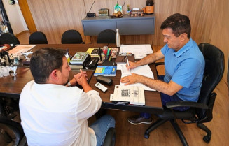 Prefeito Marçal Filho reunido com o secretário municipal de Saúde, Márcio Figueiredo, para assinatura do decreto de emergência na saúde pública em Dourados - Foto: A. Frota